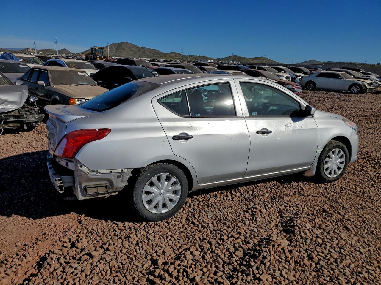 2016 Nissan Versa S - Фото 3