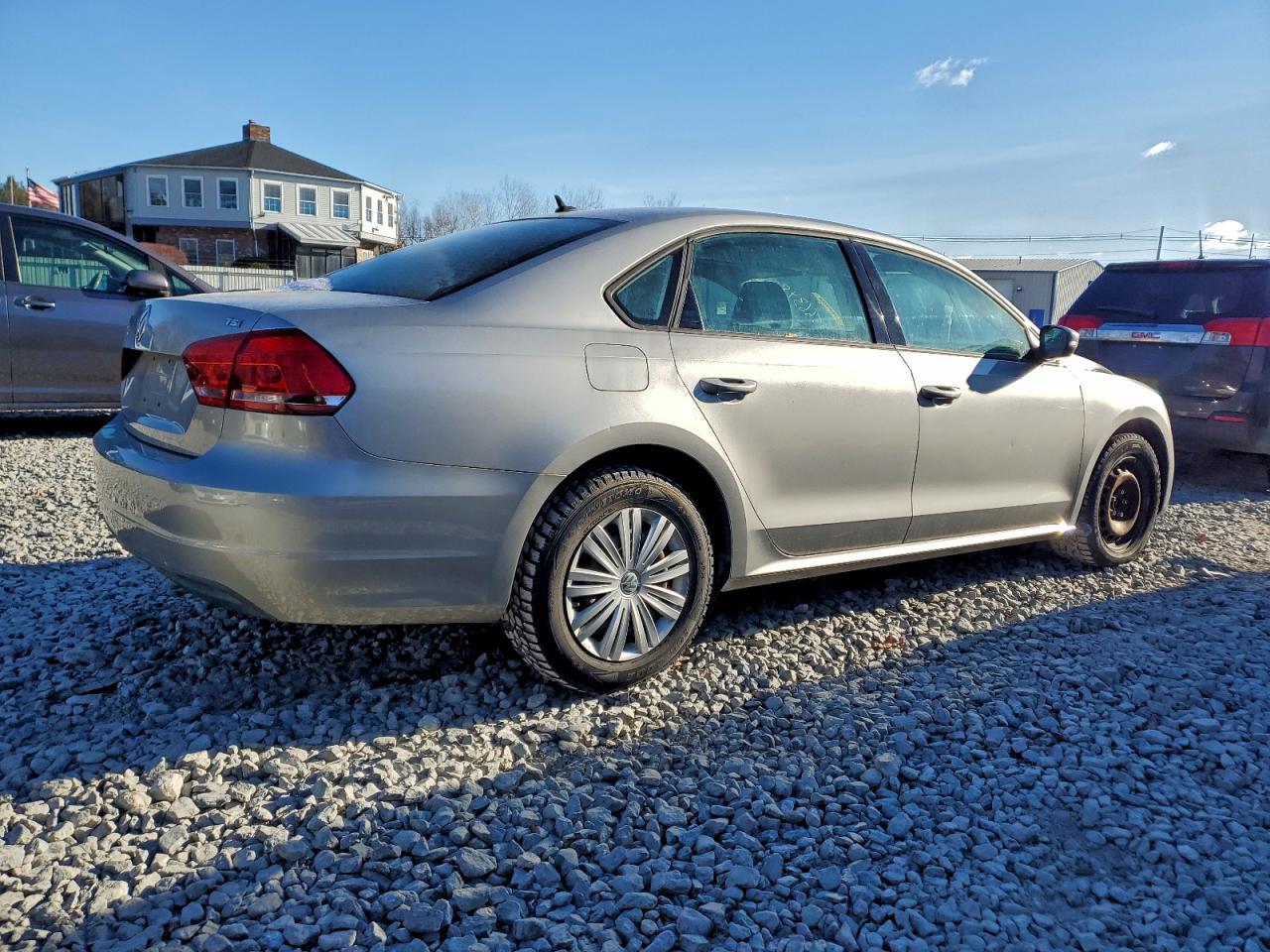 2014 Volkswagen Passat S - Фото 3