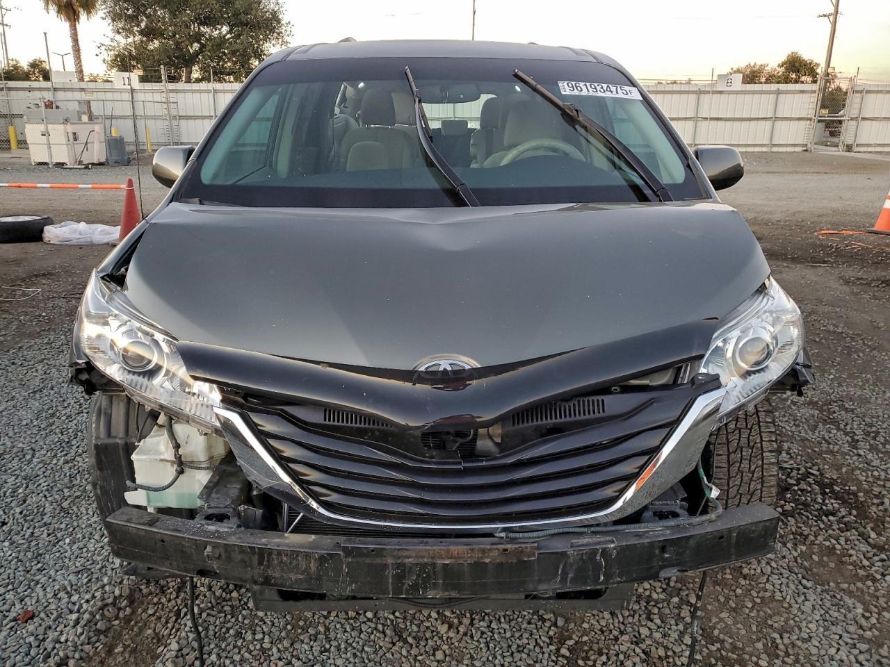 2012 Toyota Sienna Le - Image 5