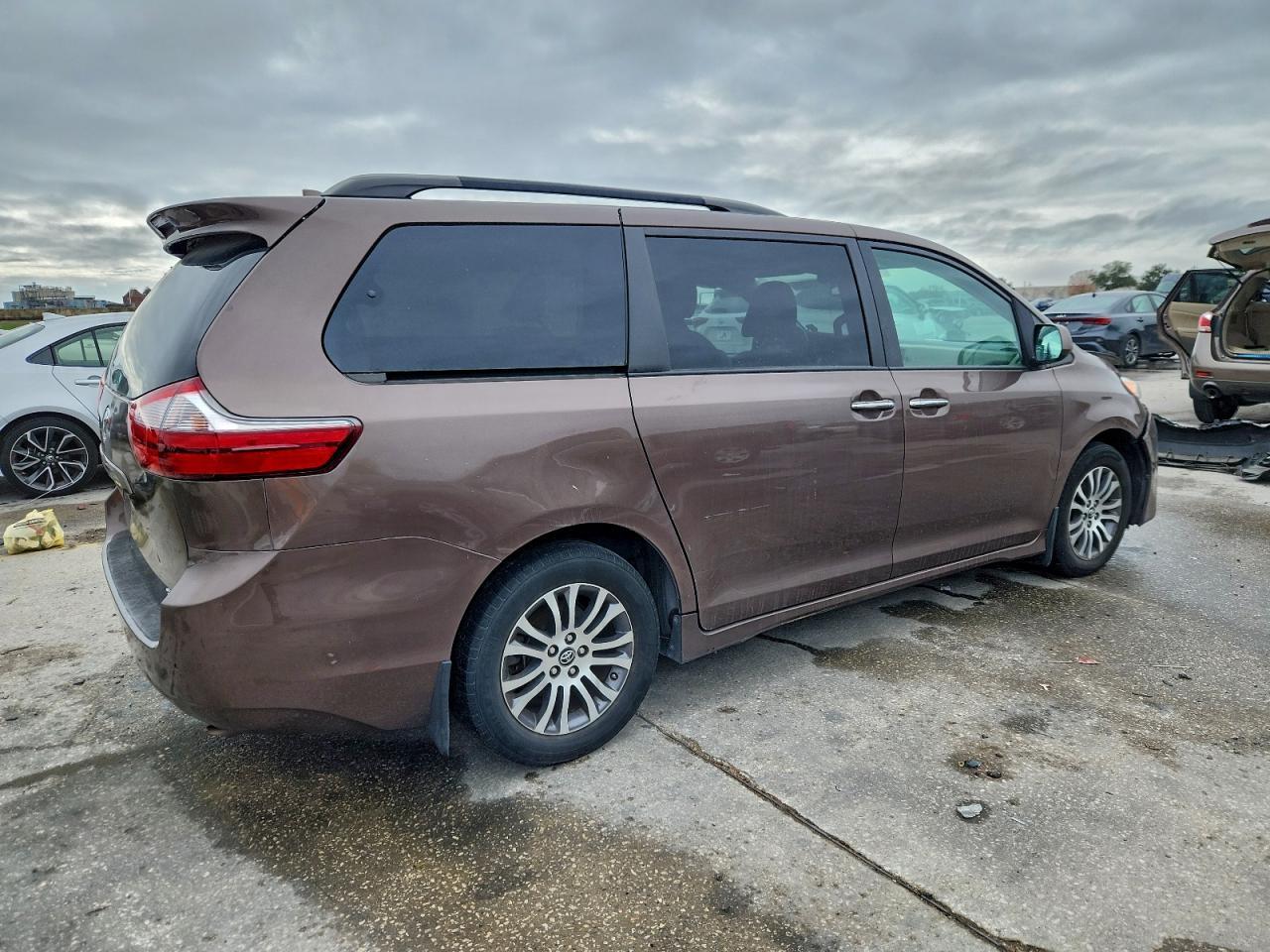 2020 Toyota Sienna Xle - Фото 3