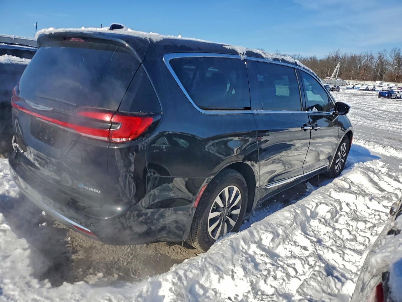 2023 Chrysler Pacifica Hybrid Limited - Image 3