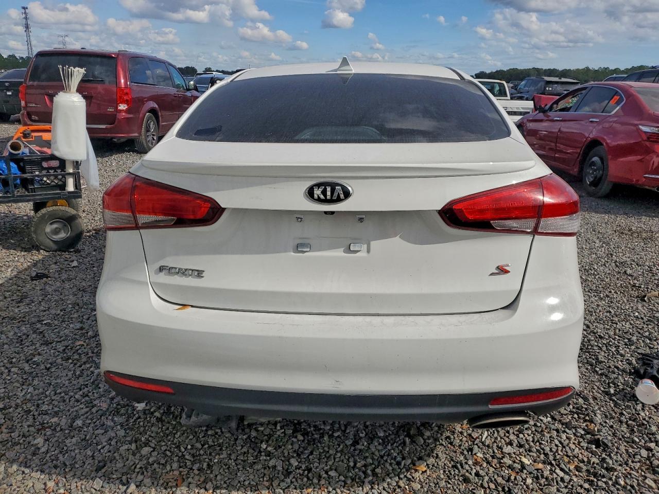 2017 Kia Forte S - Image 6