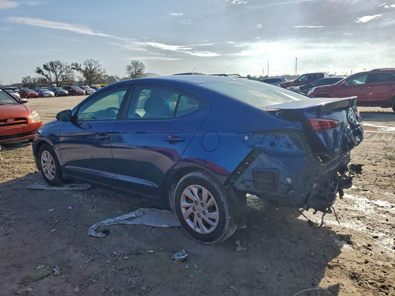 2019 Hyundai Elantra Se - Image 2