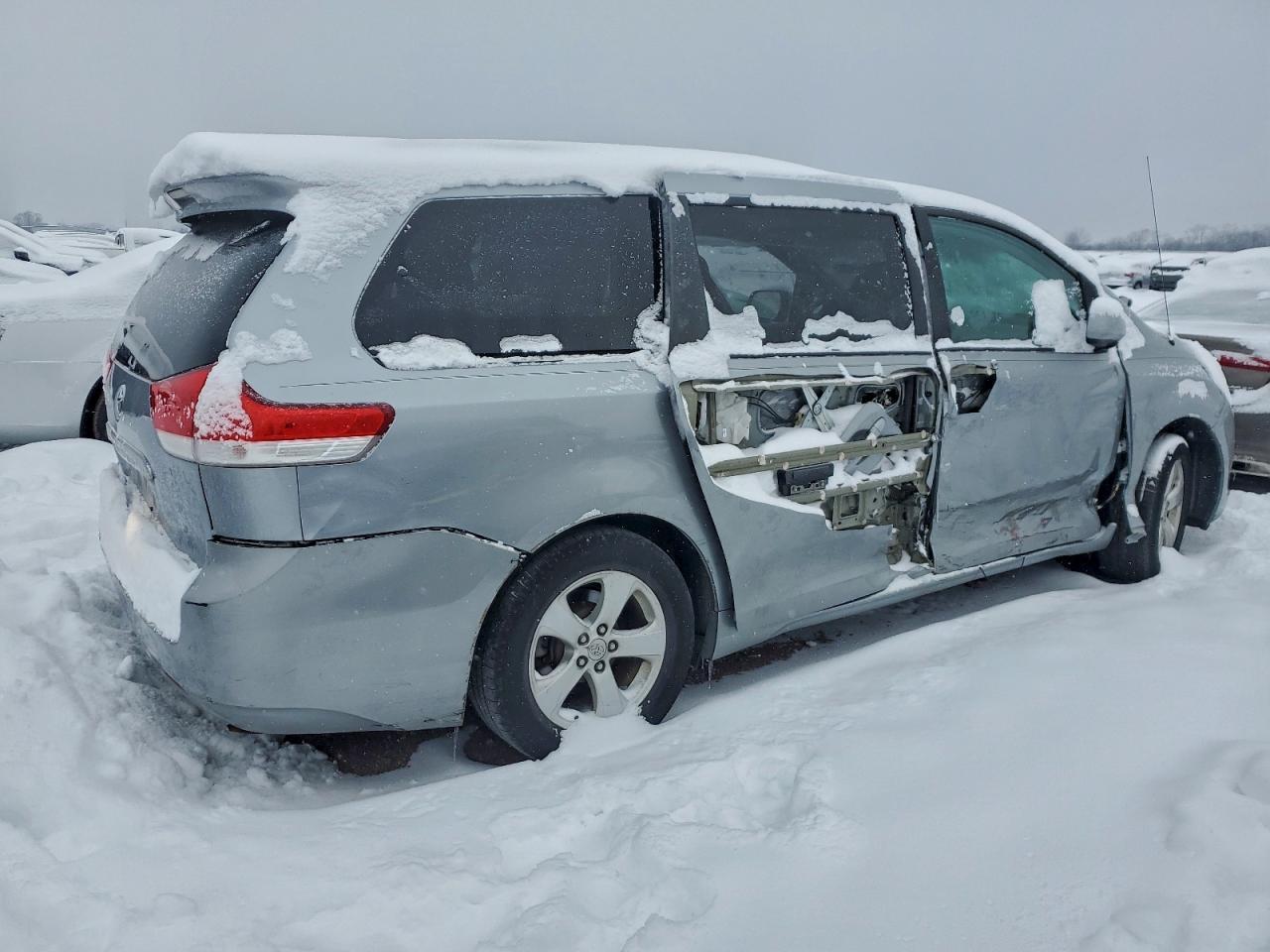 2011 Toyota Sienna Le - Фото 3