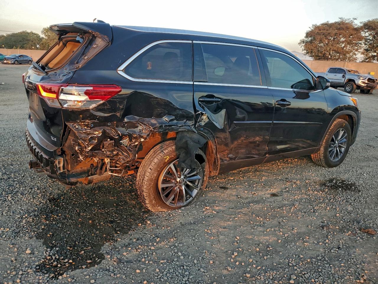 2019 Toyota Highlander Se - Фото 3