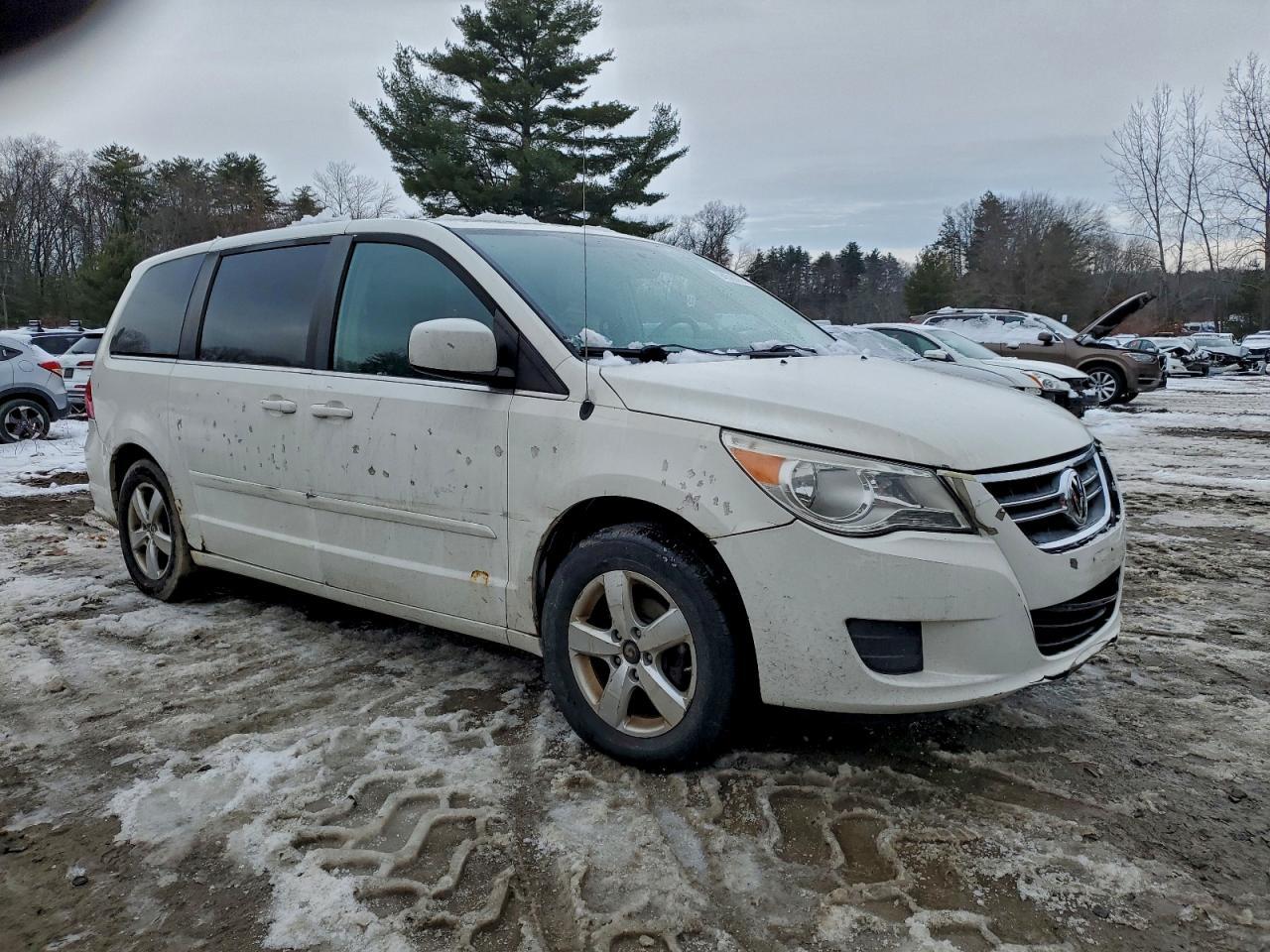 2010 Volkswagen Routan Se - Image 4