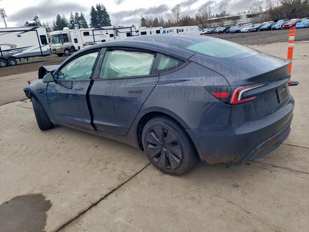 2026 Tesla Model 3 - Фото 2