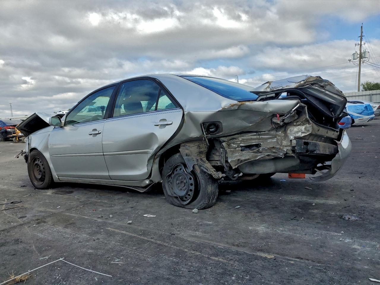 2004 Toyota Camry Le - Фото 2