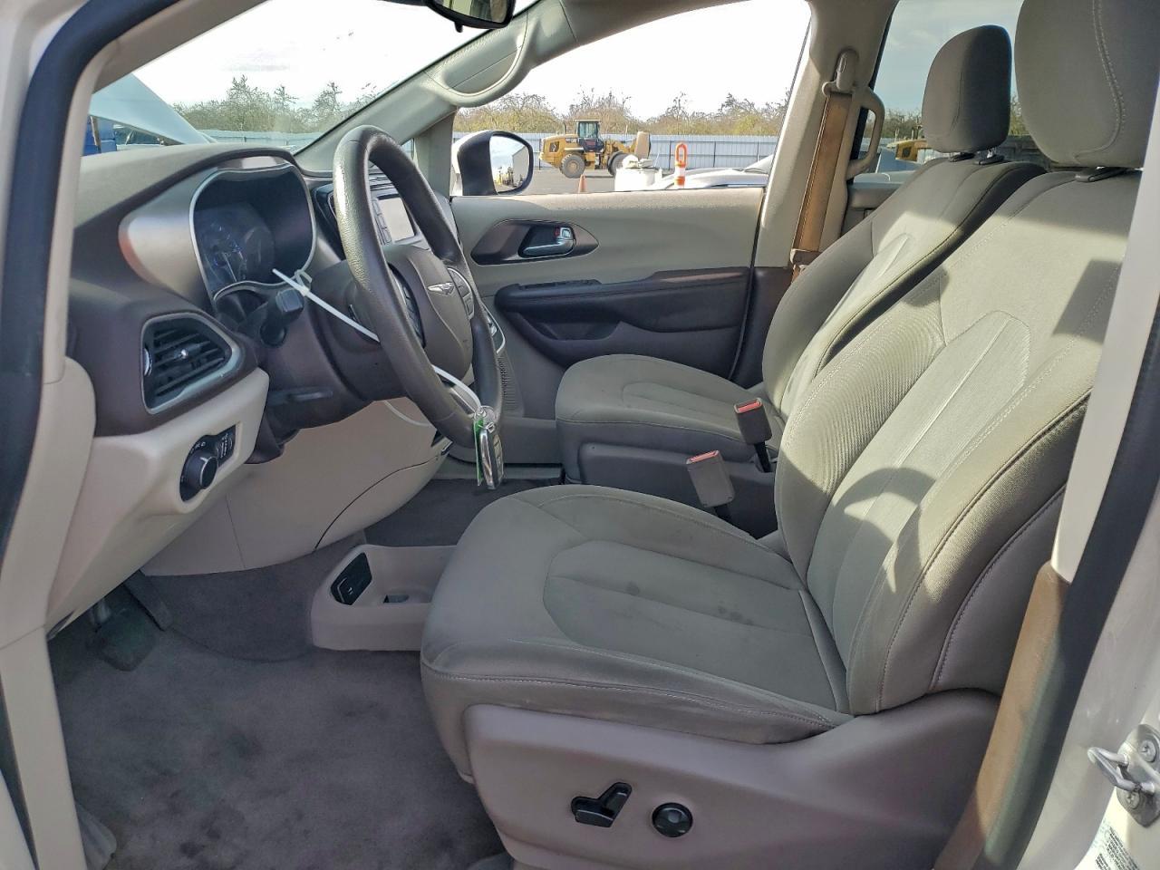 2017 Chrysler Pacifica Lx - Image 7