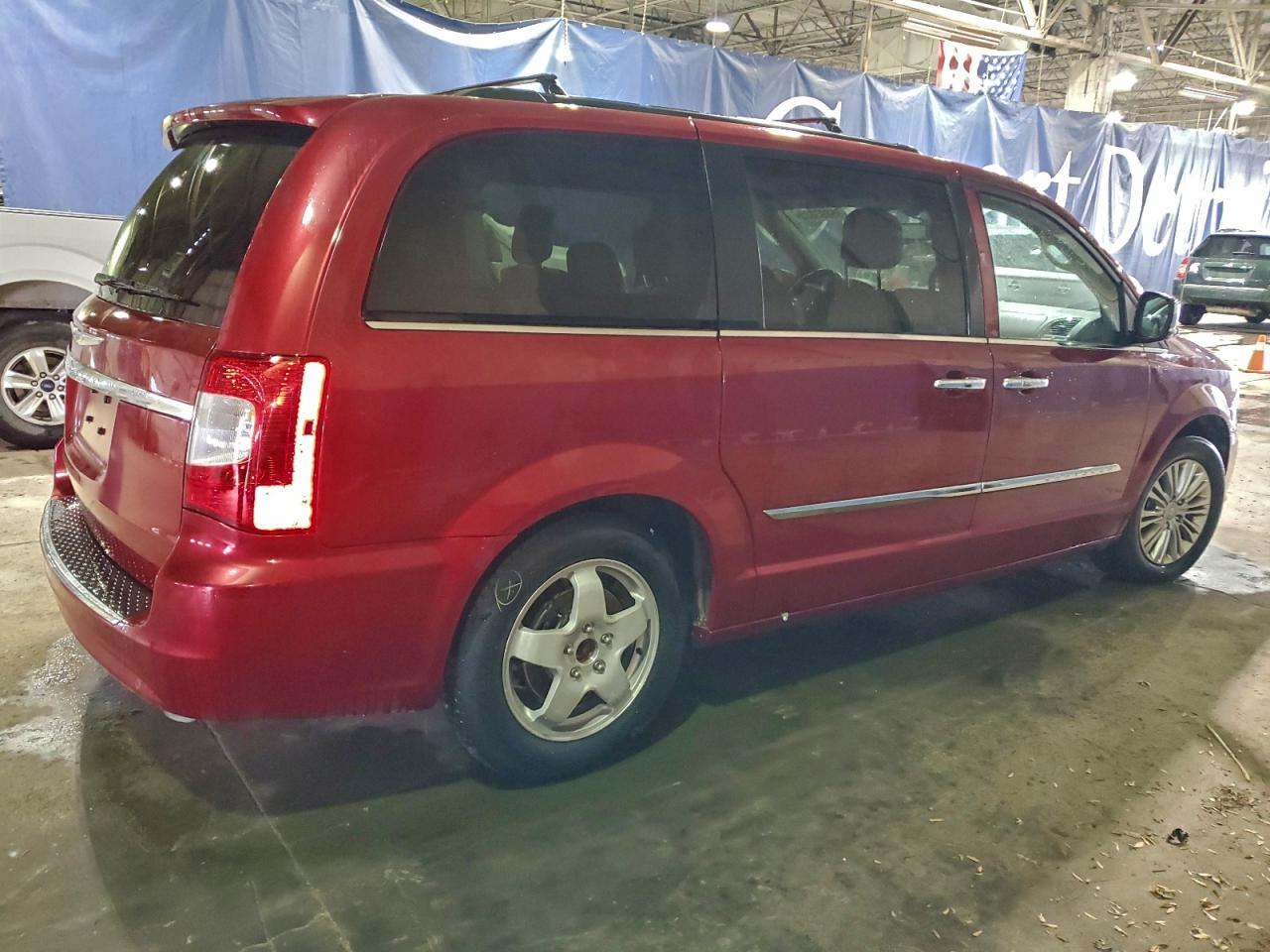 2015 Chrysler Town & Country Touring L - Image 3