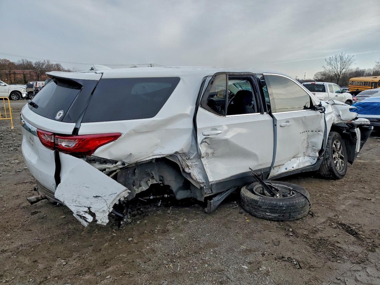 2021 Chevrolet Traverse Ls - Image 3