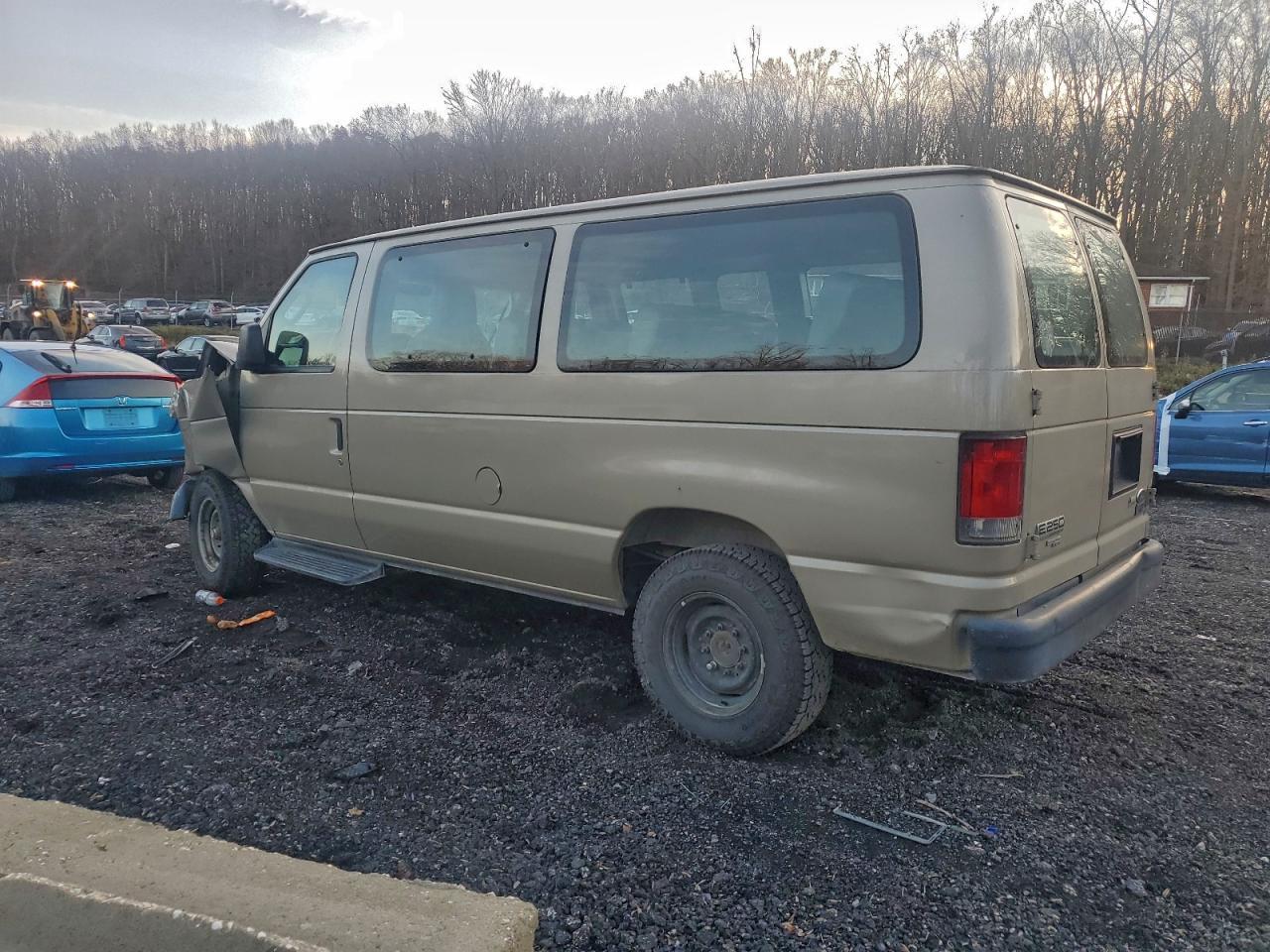 2014 Ford Econoline E250 Van - Фото 2