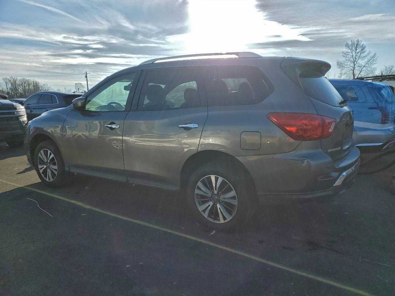 2017 Nissan Pathfinder S - Фото 2