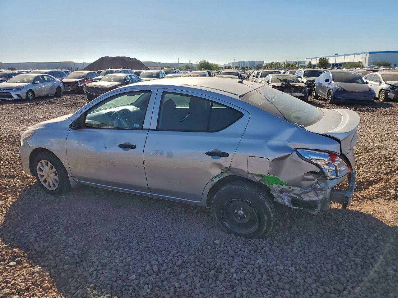 2016 Nissan Versa S - Фото 2