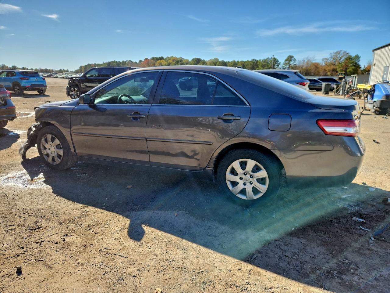 2011 Toyota Camry Le - Image 3