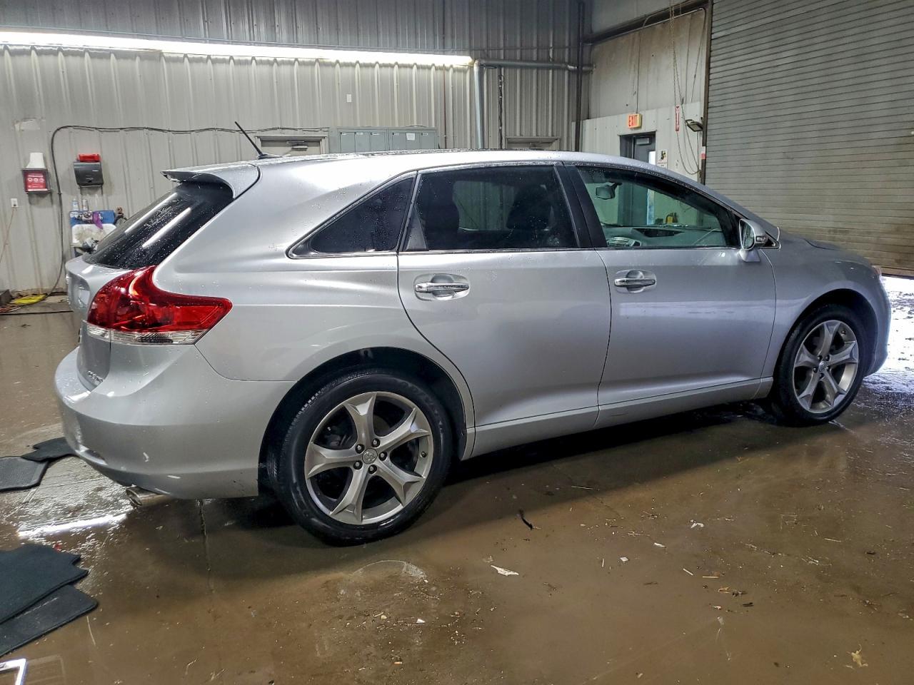 2015 Toyota Venza Le - Image 3