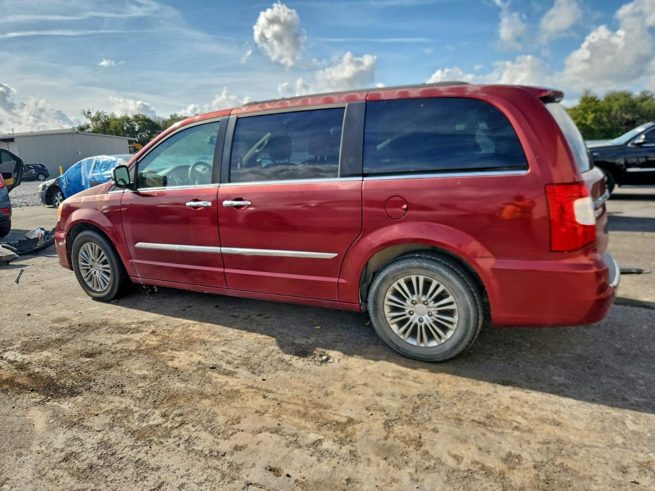 2013 Chrysler Town And C - Фото 2