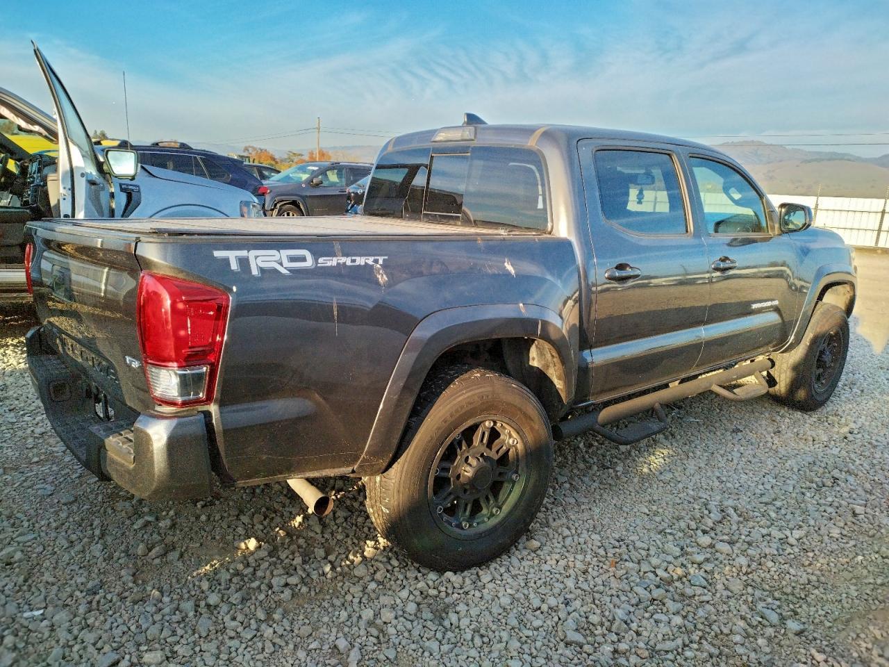 2017 Toyota Tacoma Double Cab - Фото 3