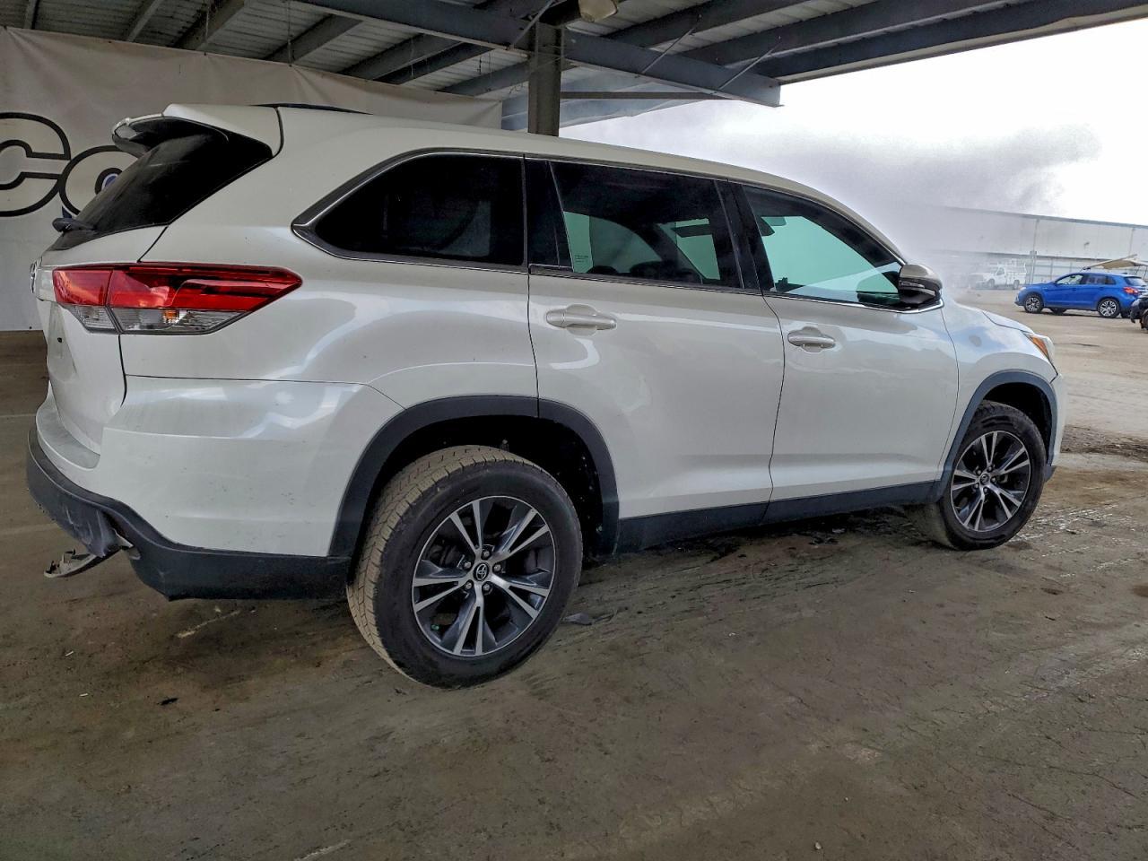 2019 Toyota Highlander Le - Фото 3