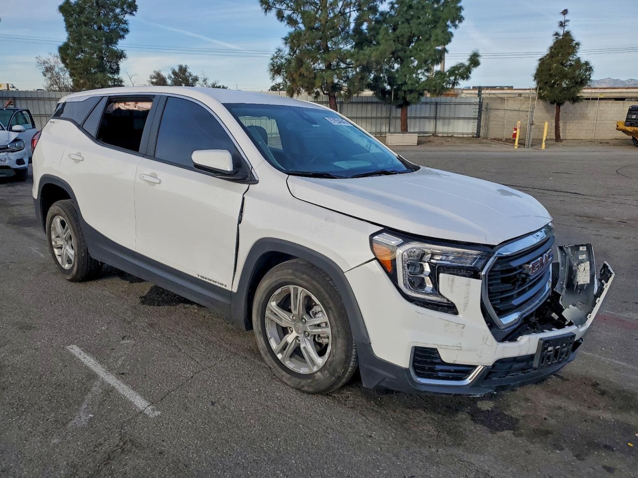 2024 GMC Terrain Sle - Image 4