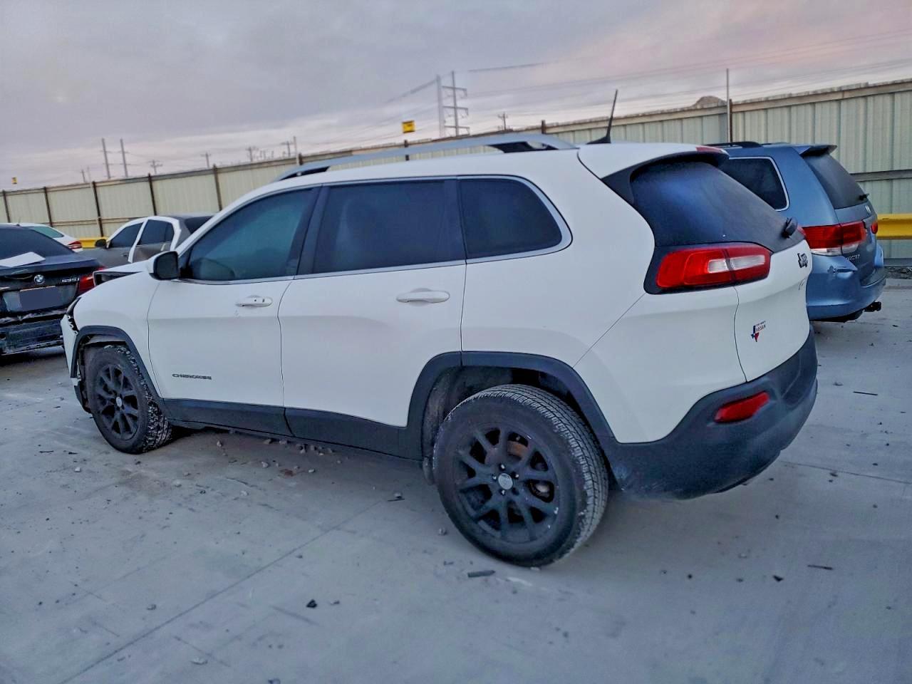 2018 Jeep Cherokee Latitude Plus - Image 2