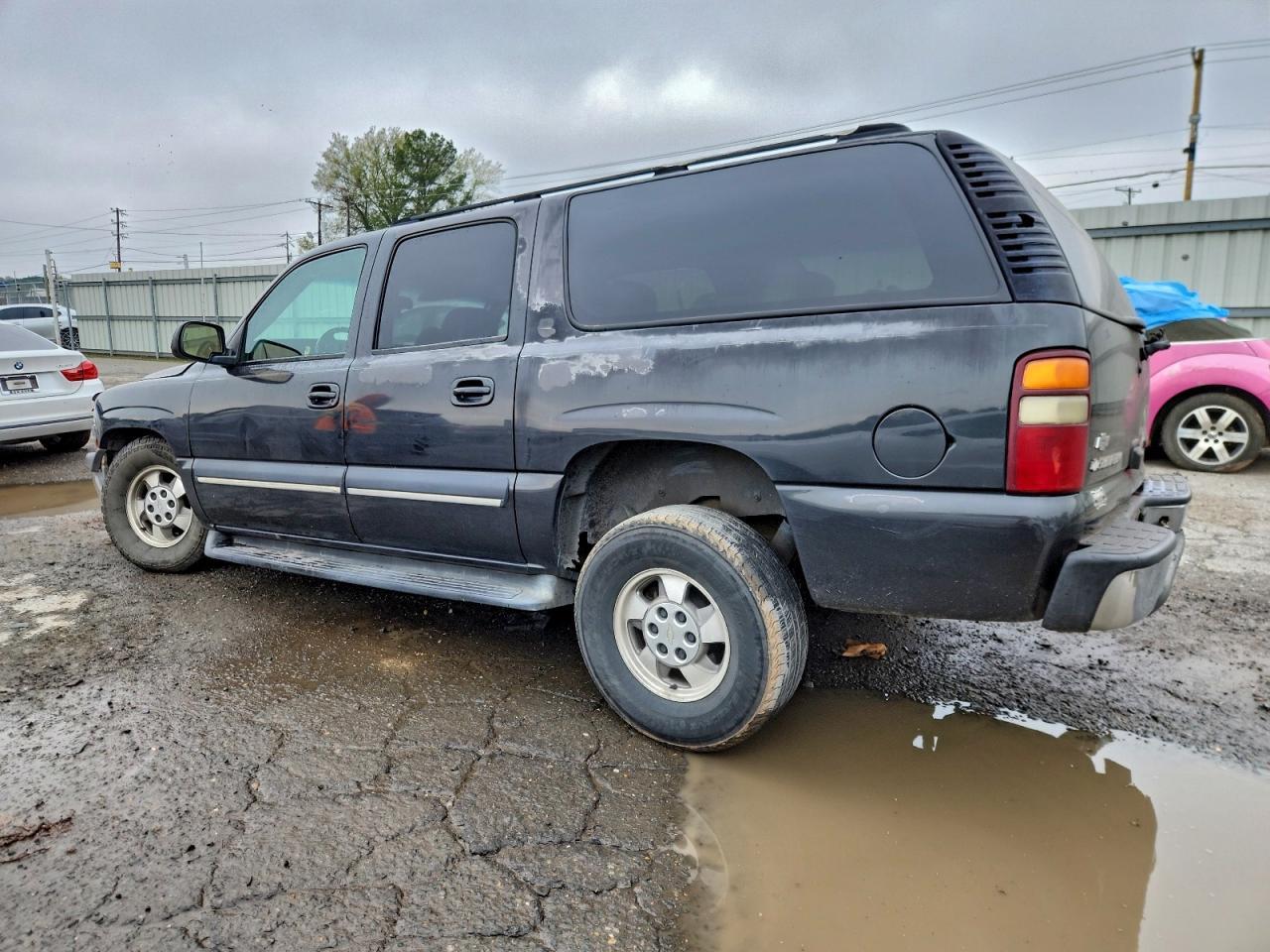 2003 Chevrolet Suburban C1500 - Image 2