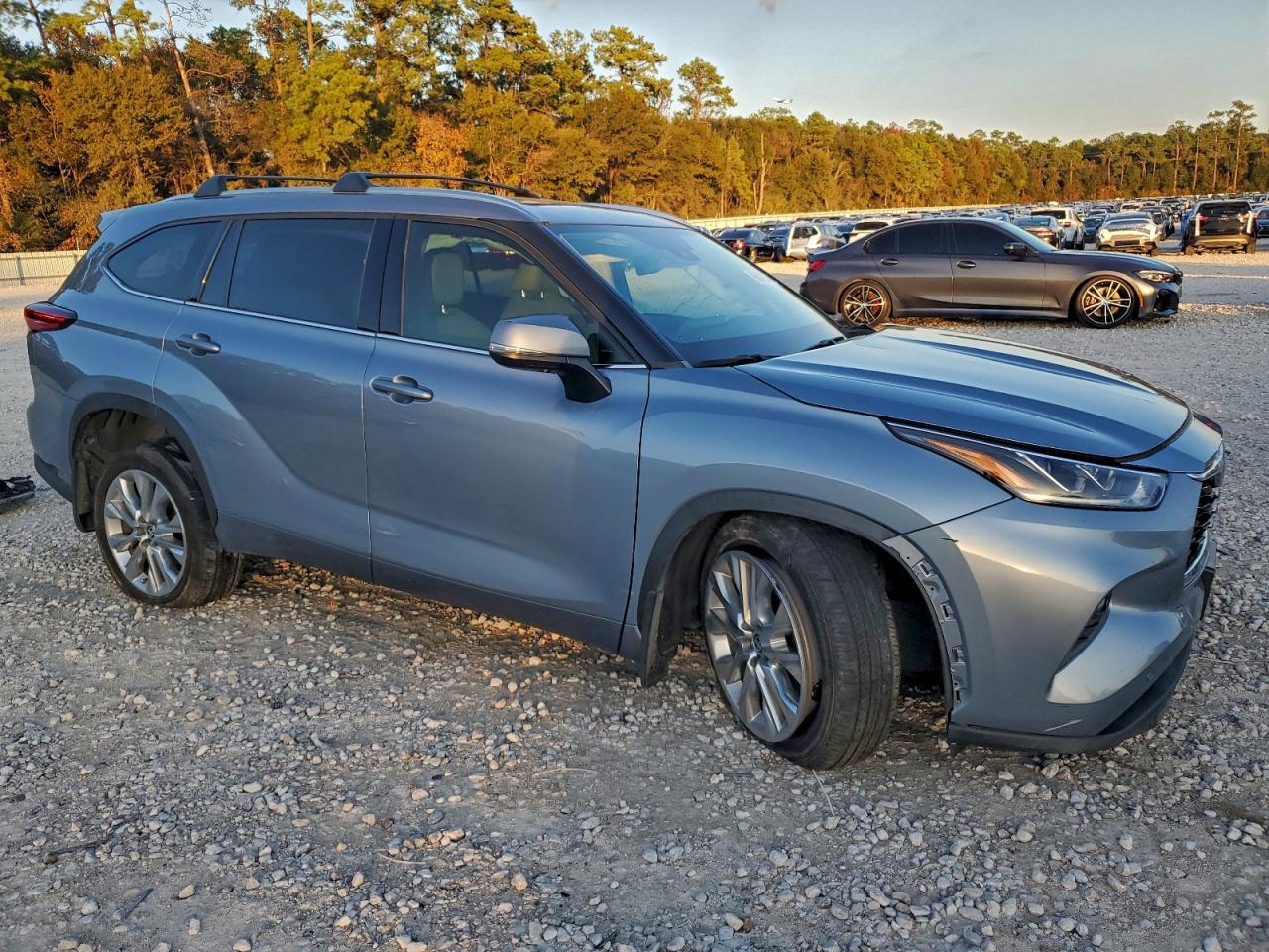 2023 Toyota Highlander Hybrid Limited - Image 4