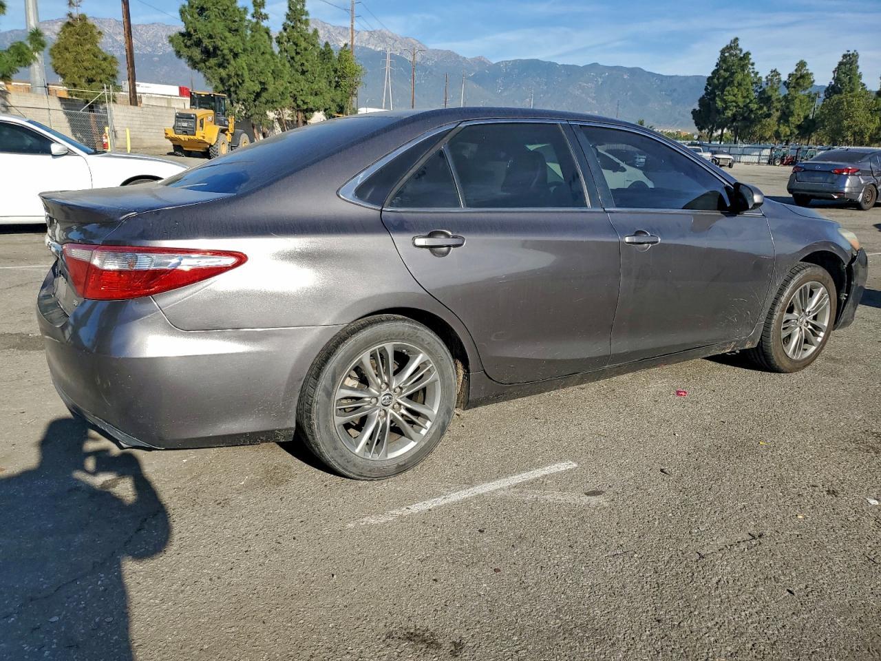 2016 Toyota Camry Le - Фото 3