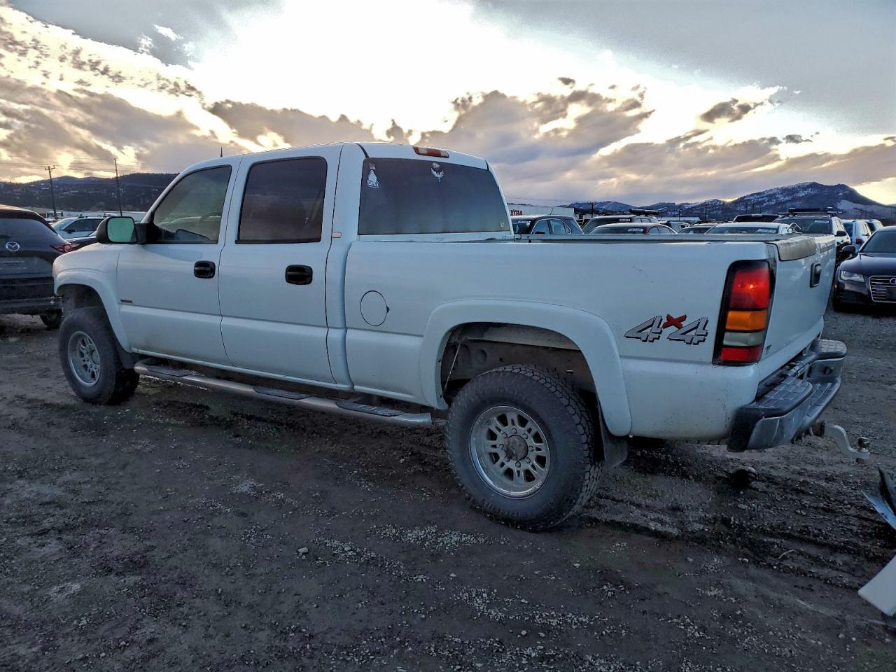 2004 GMC Sierra K2500 Heavy Duty - Image 2