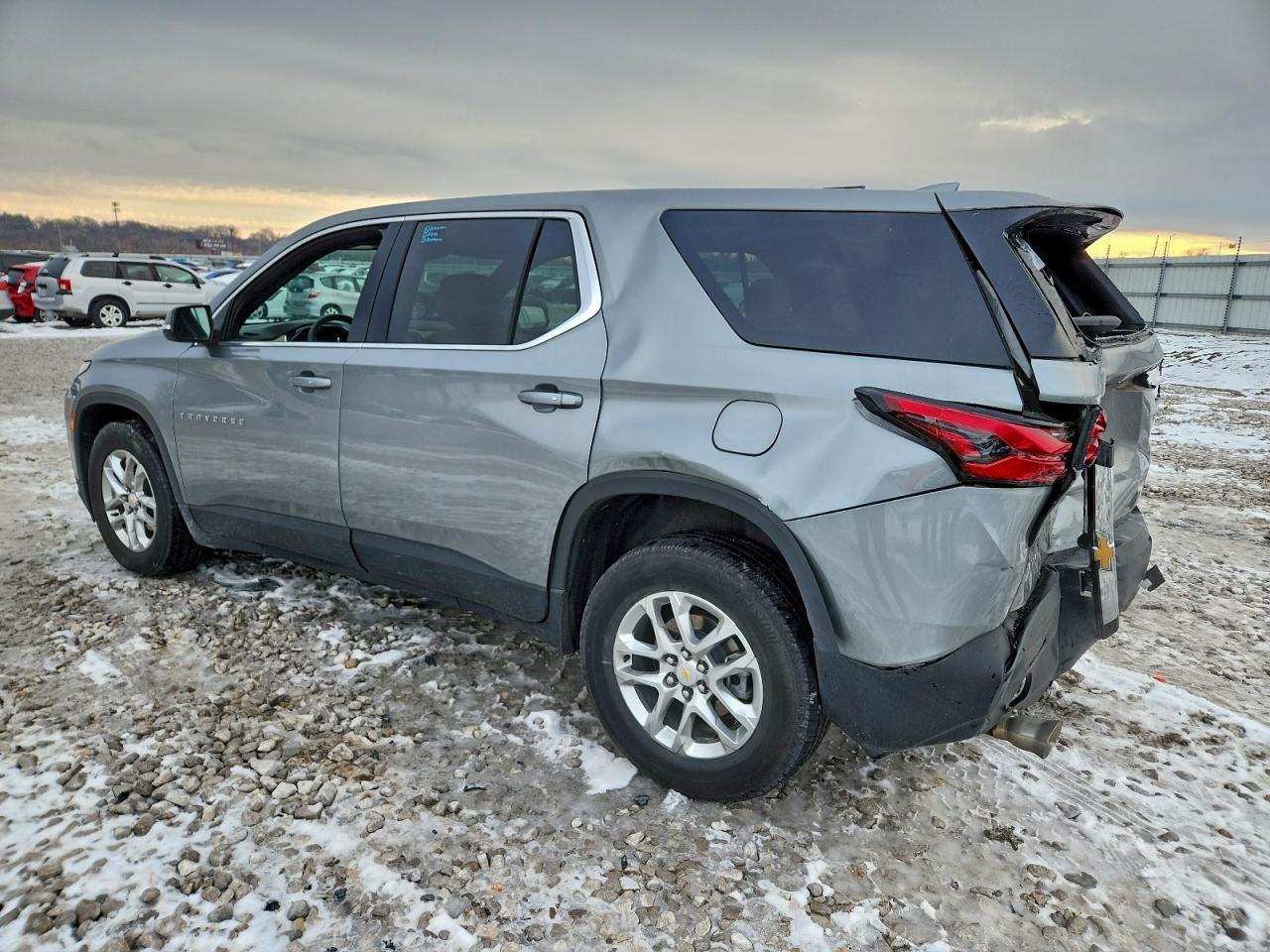2023 Chevrolet Traverse Ls - Фото 2