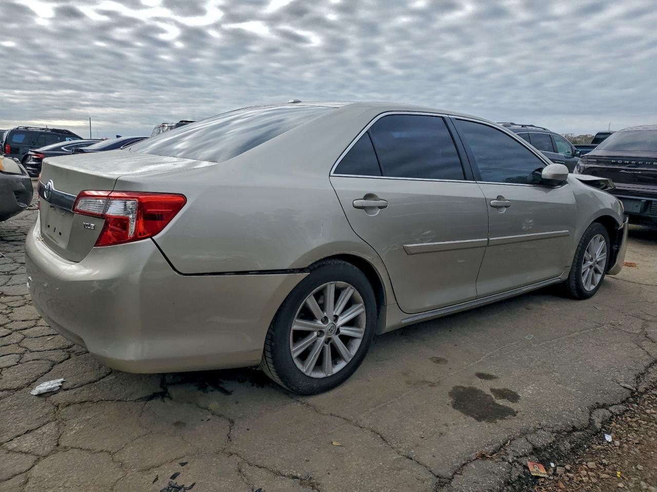 2014 Toyota Camry L - Фото 3