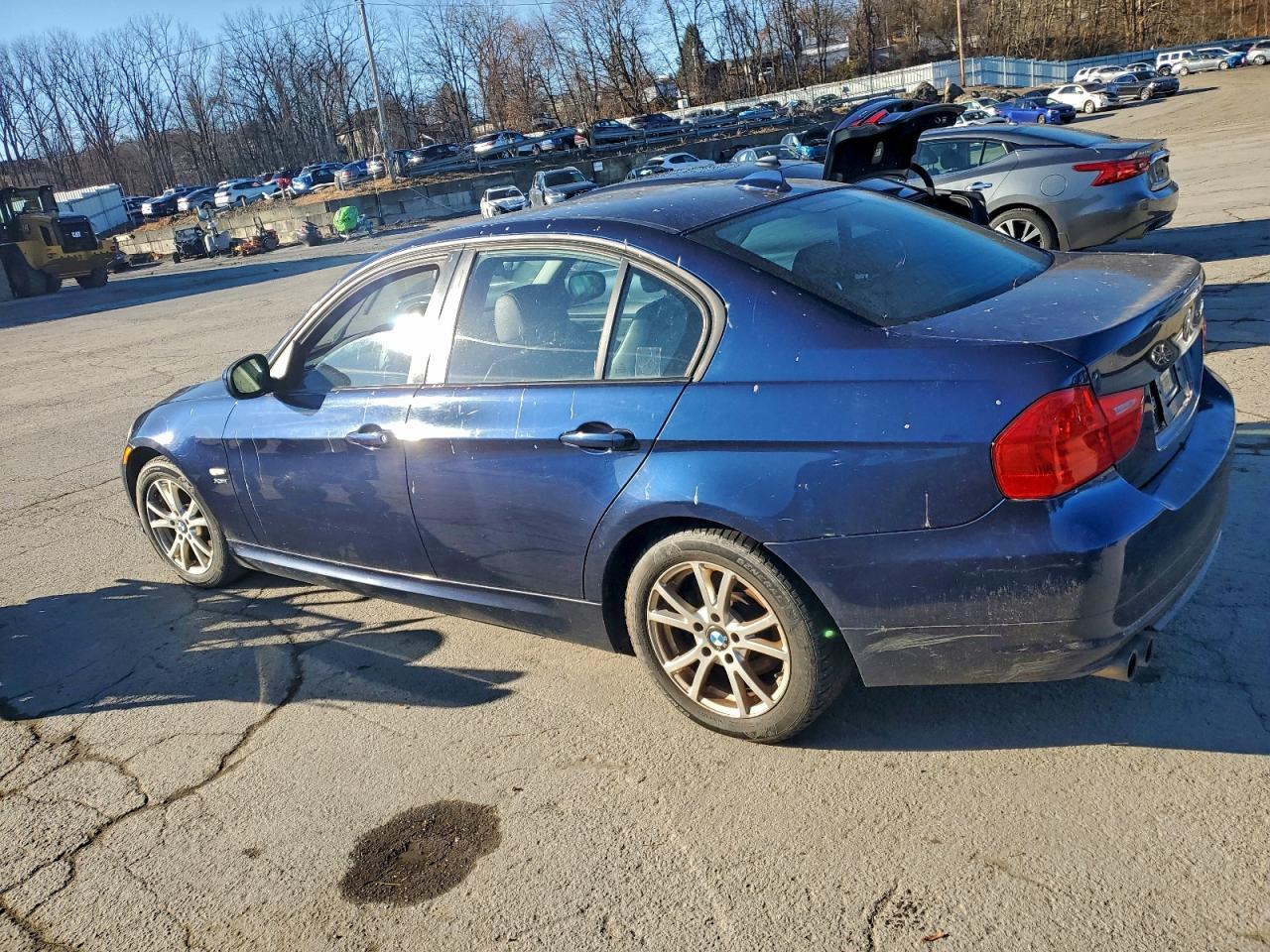 2011 BMW 3 Series - Фото 2