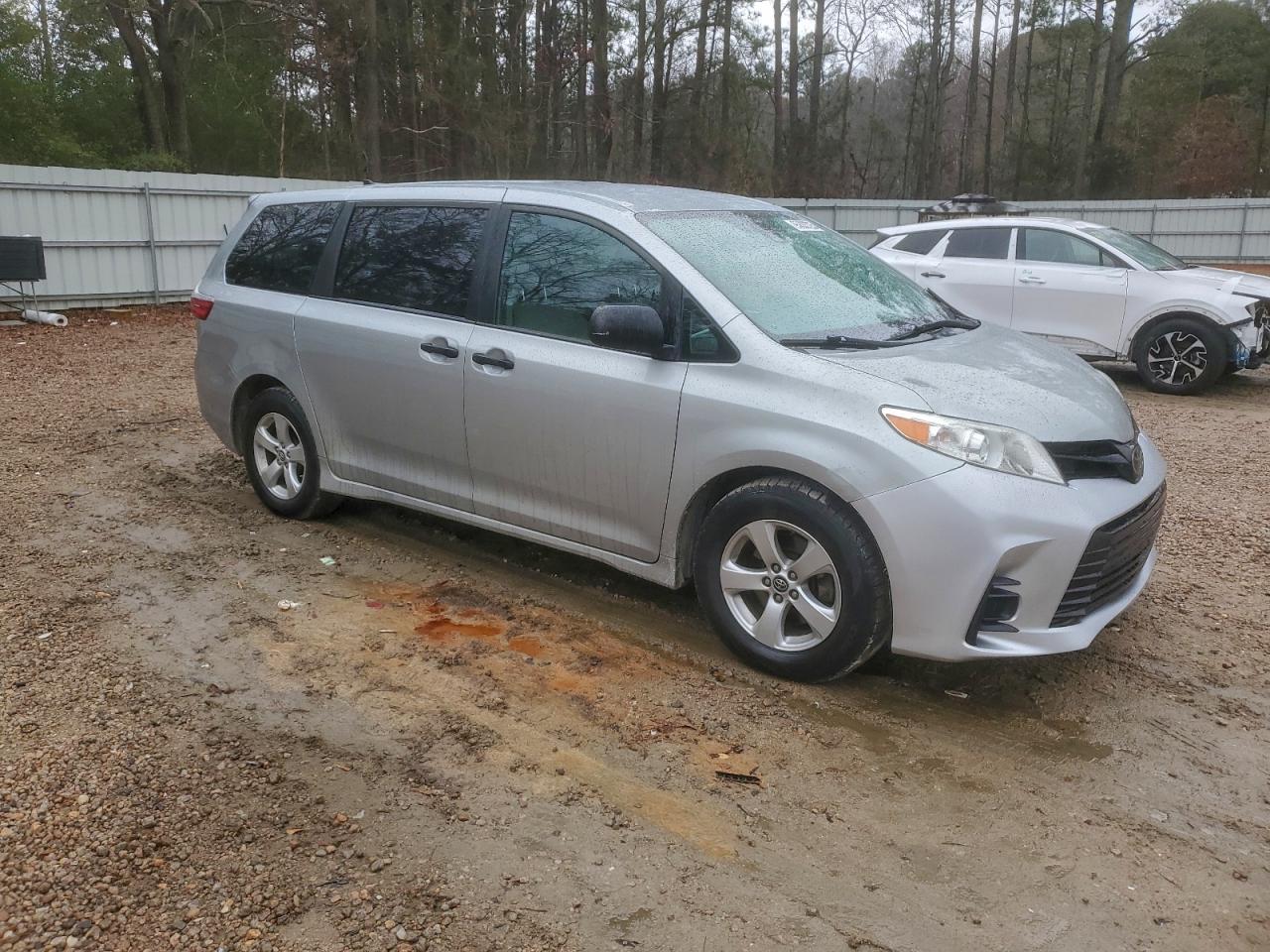 2020 Toyota Sienna L - Image 4