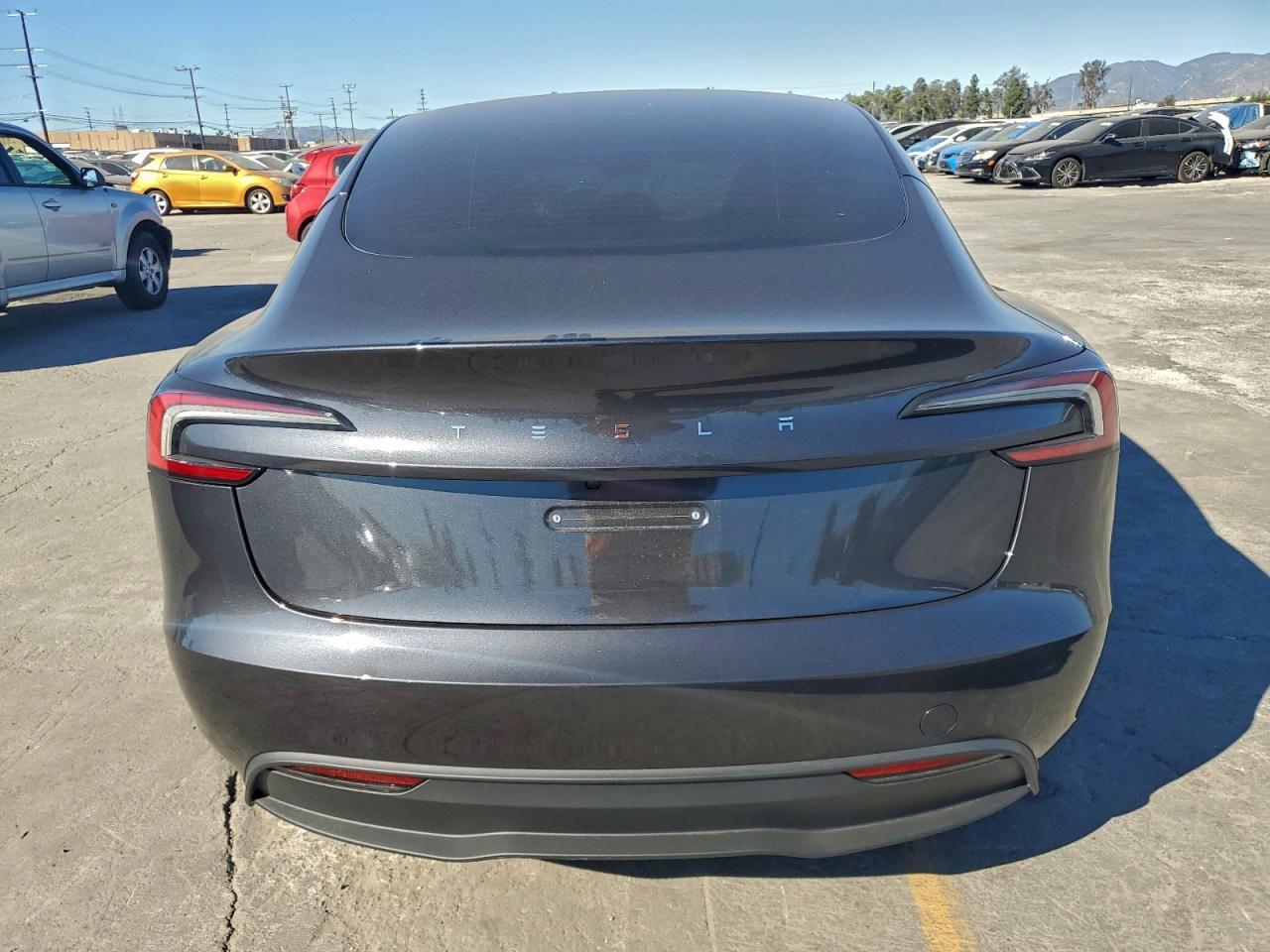 2025 Tesla Model 3 - Фото 6
