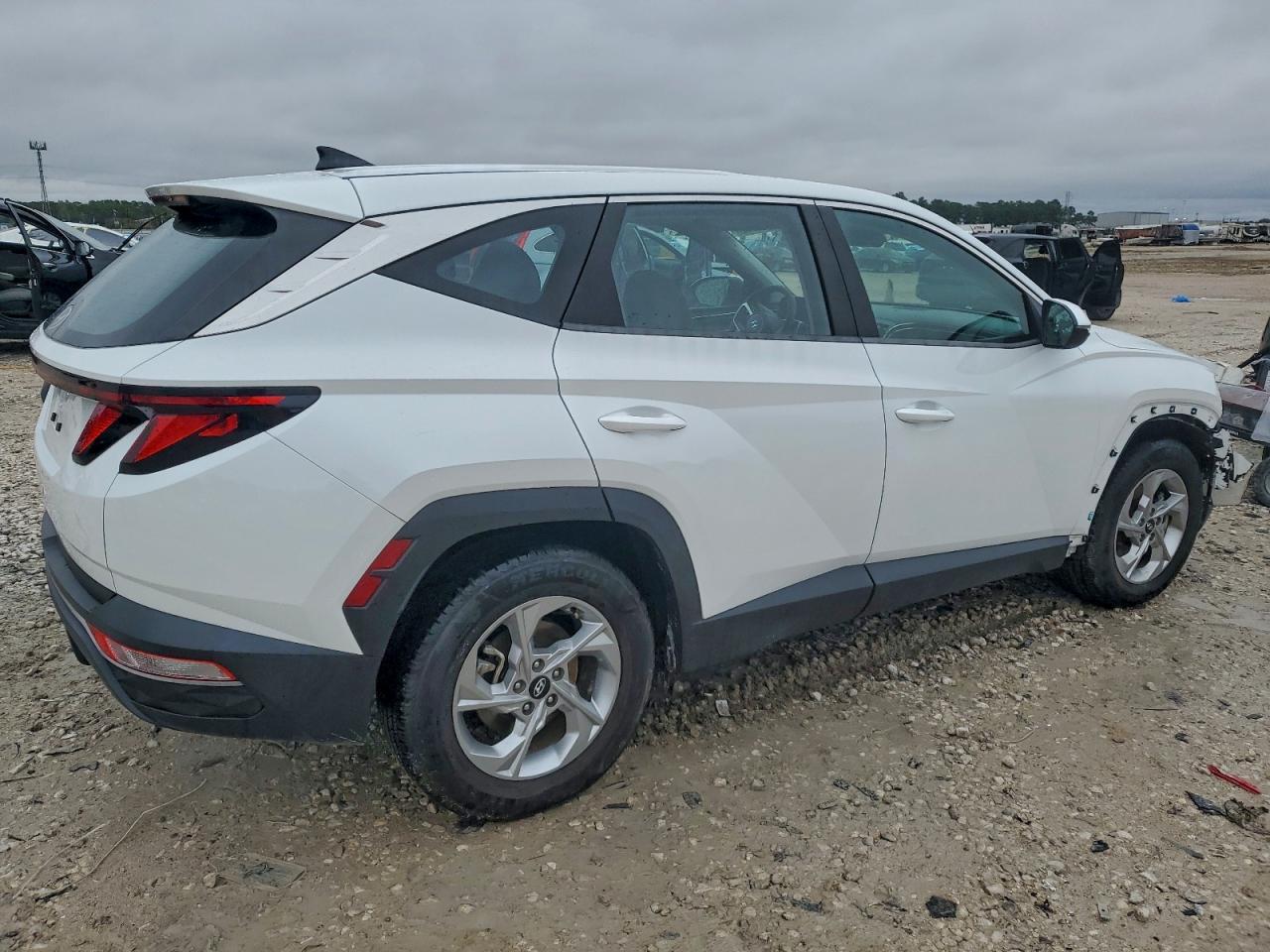 2022 Hyundai Tucson Se - Image 3