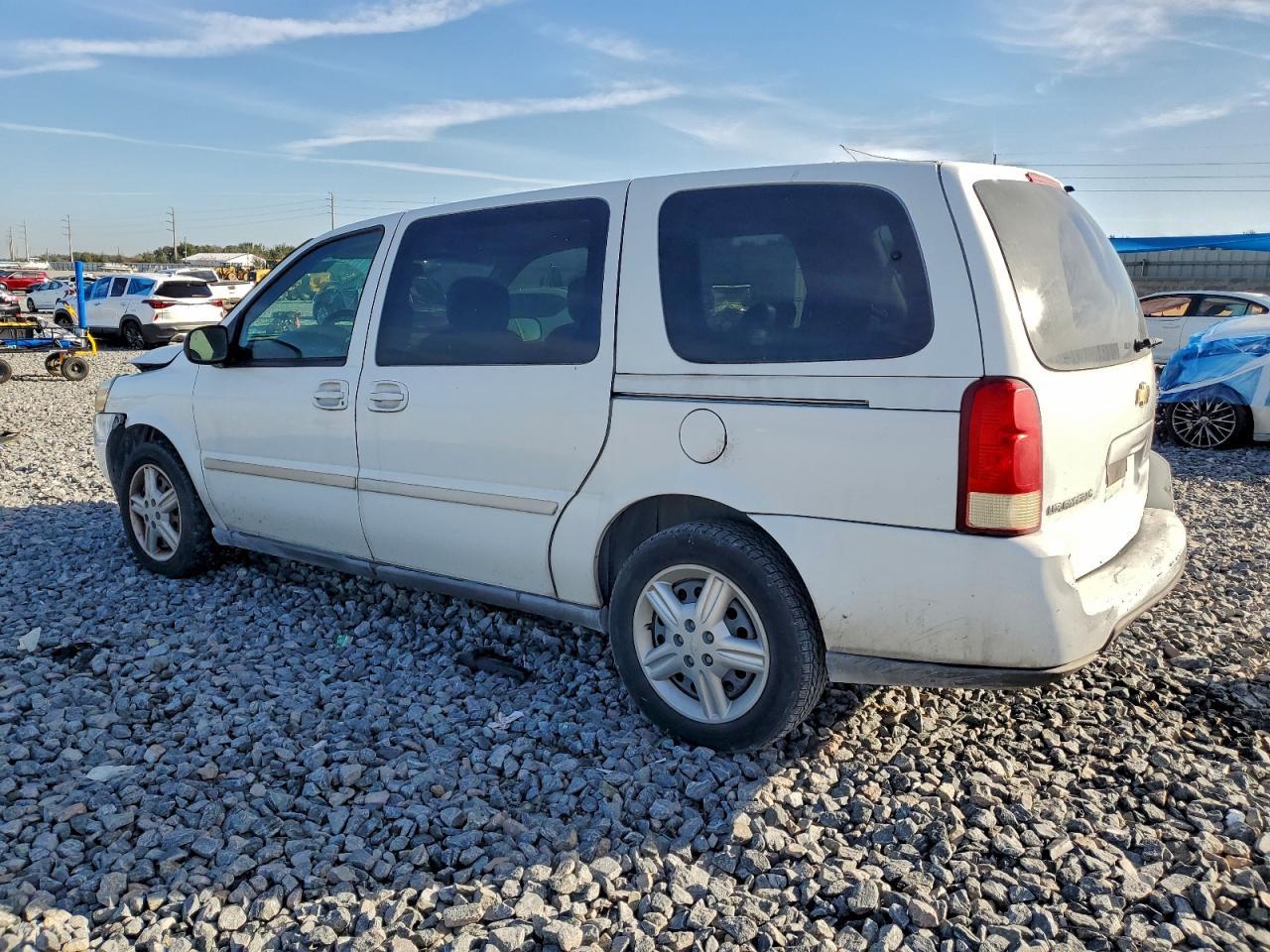 2005 Chevrolet Uplander Ls - Image 2