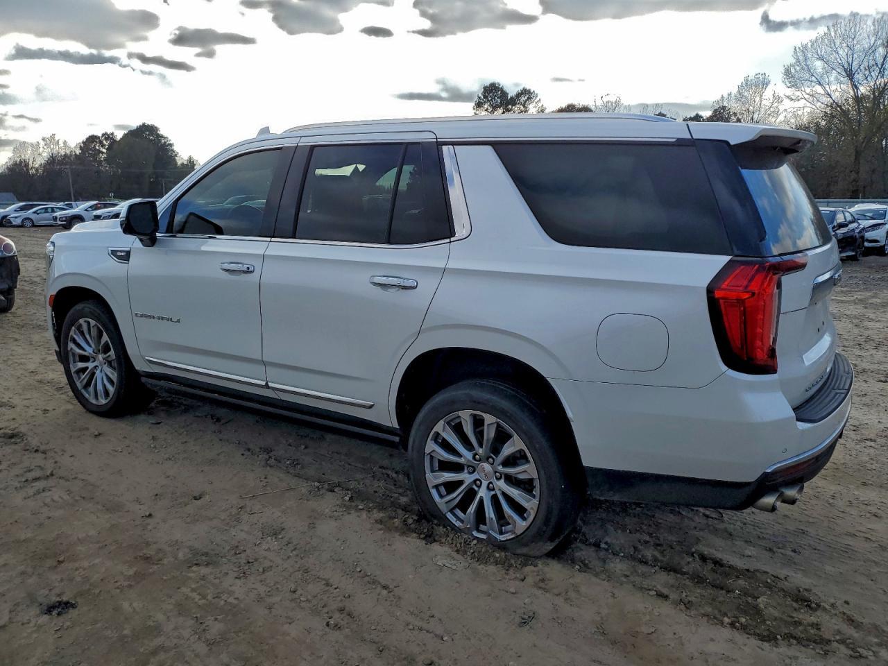 2021 GMC Yukon Denali - Фото 2