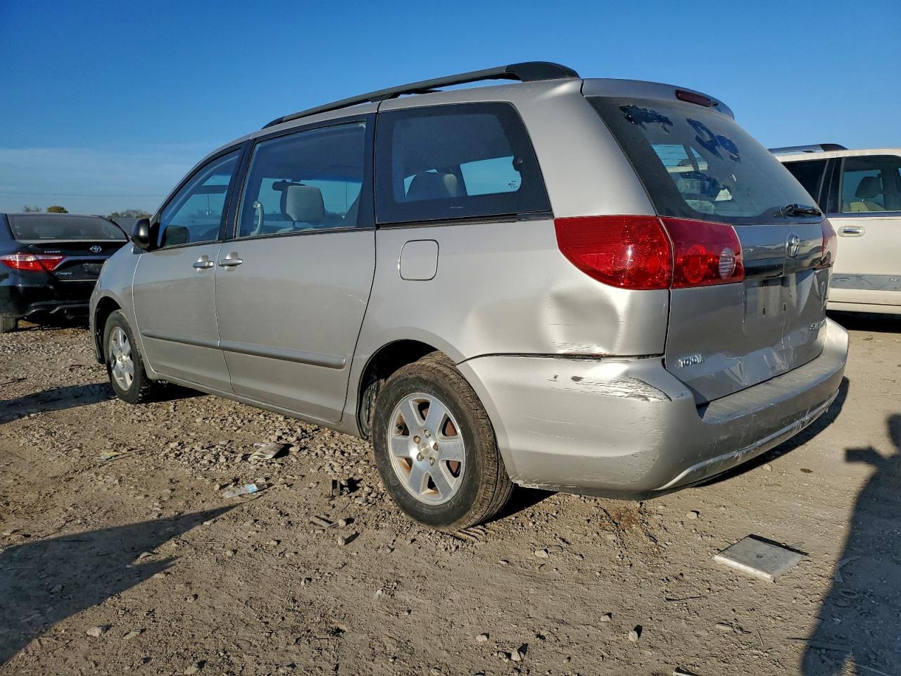 2007 Toyota Sienna Ce - Image 2