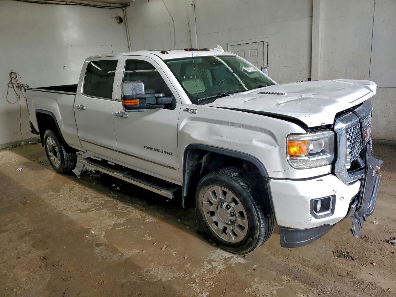 2015 GMC Sierra K2500 Denali - Image 4