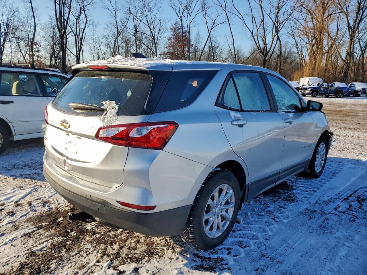 2020 Chevrolet Equinox Ls - Image 3