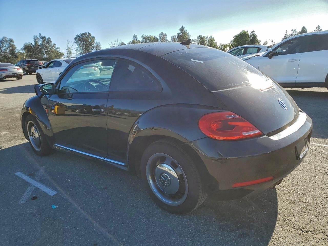 2013 Volkswagen Beetle - Фото 2