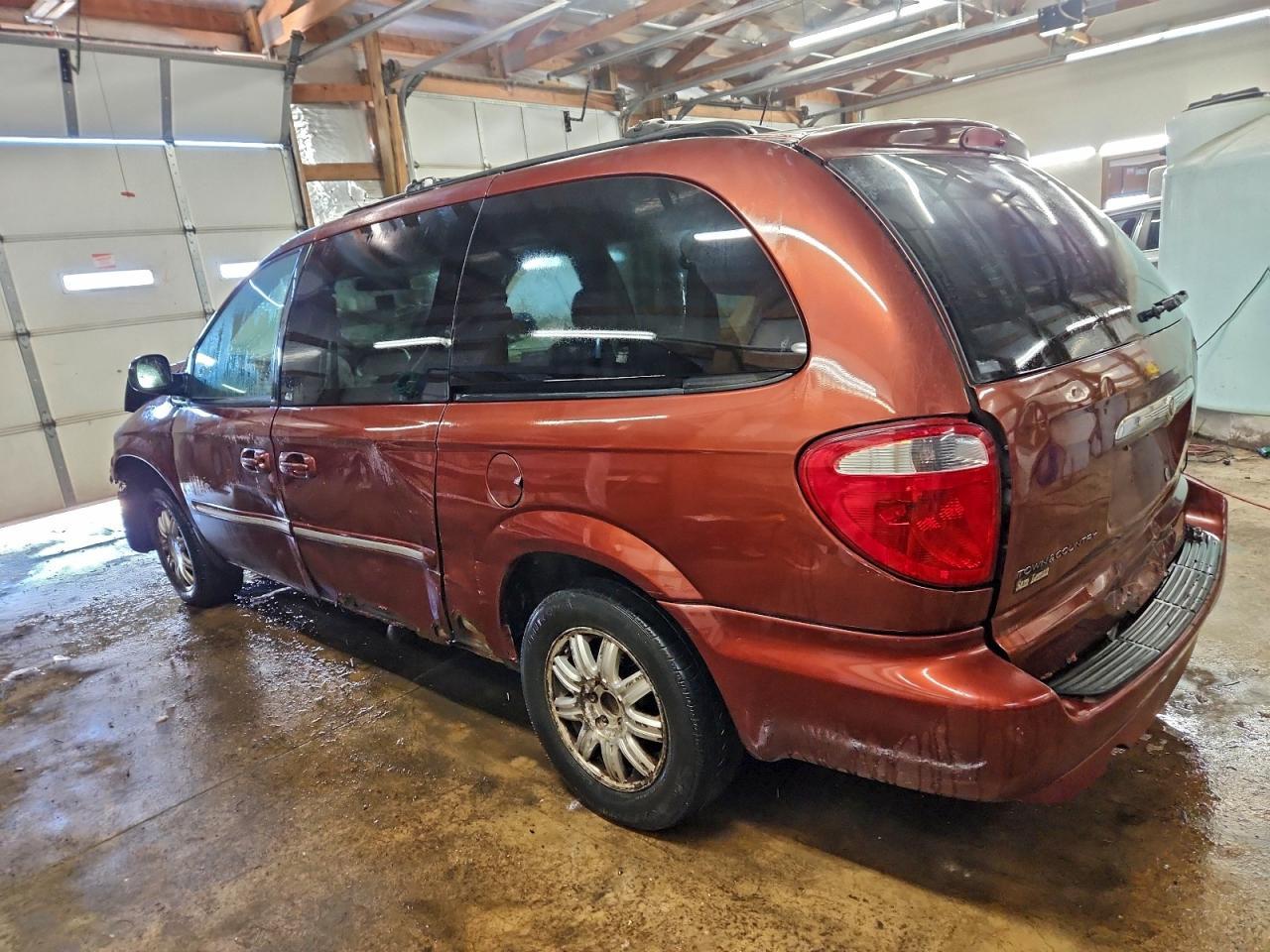 2007 Chrysler Town & Country Touring - Image 2