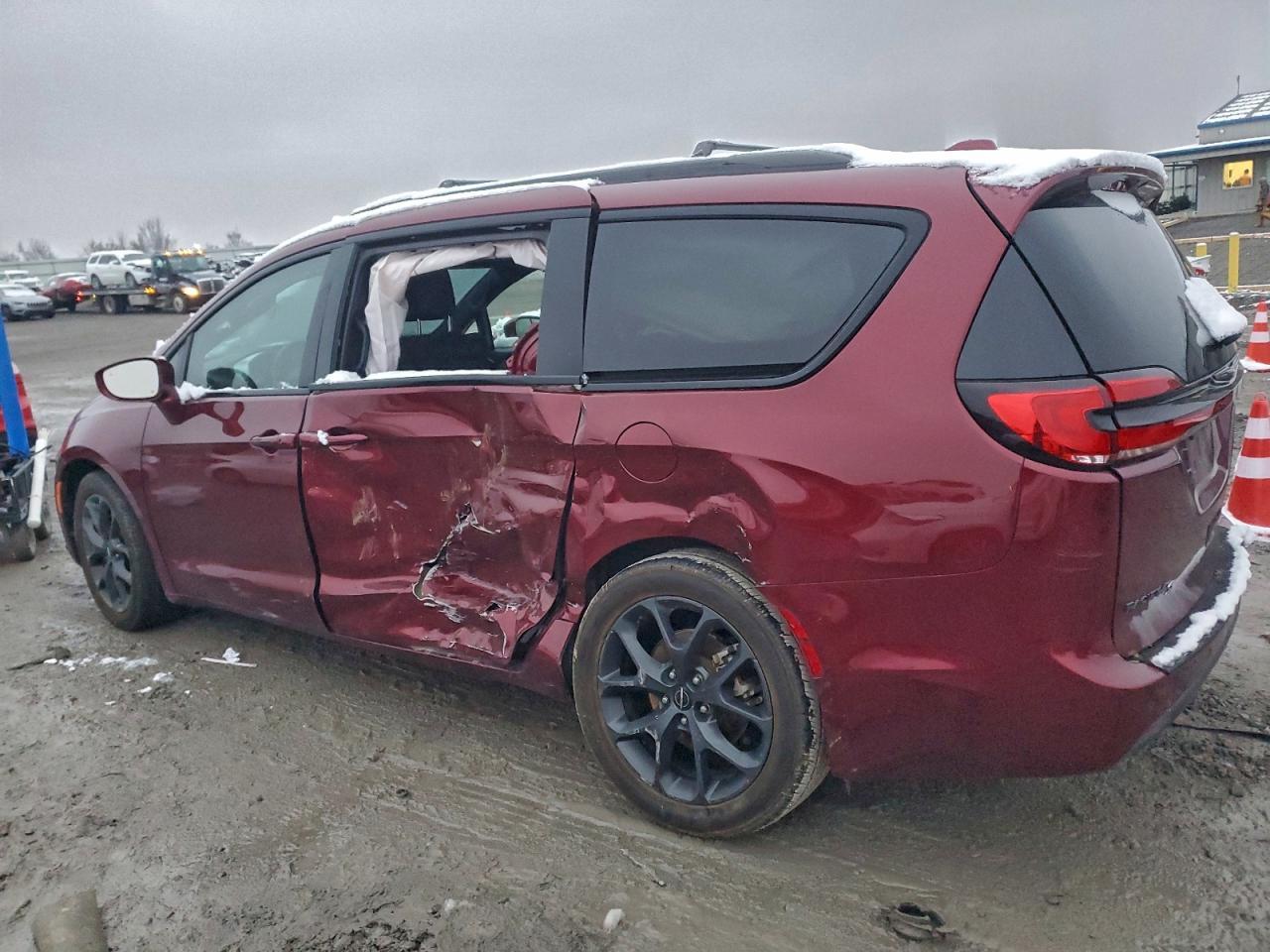 2021 Chrysler Pacifica Touring - Фото 2
