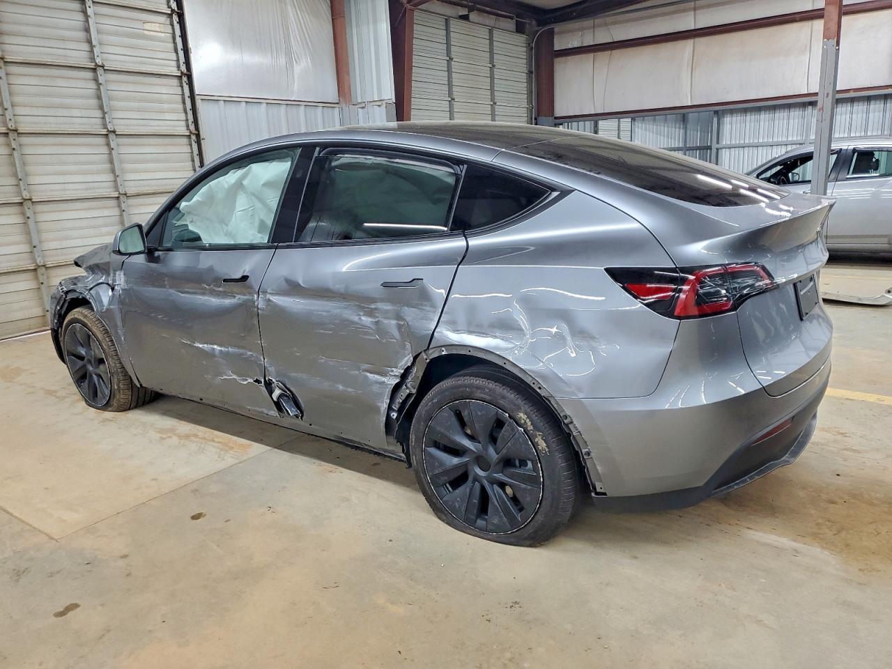 2025 Tesla Model Y - Фото 2