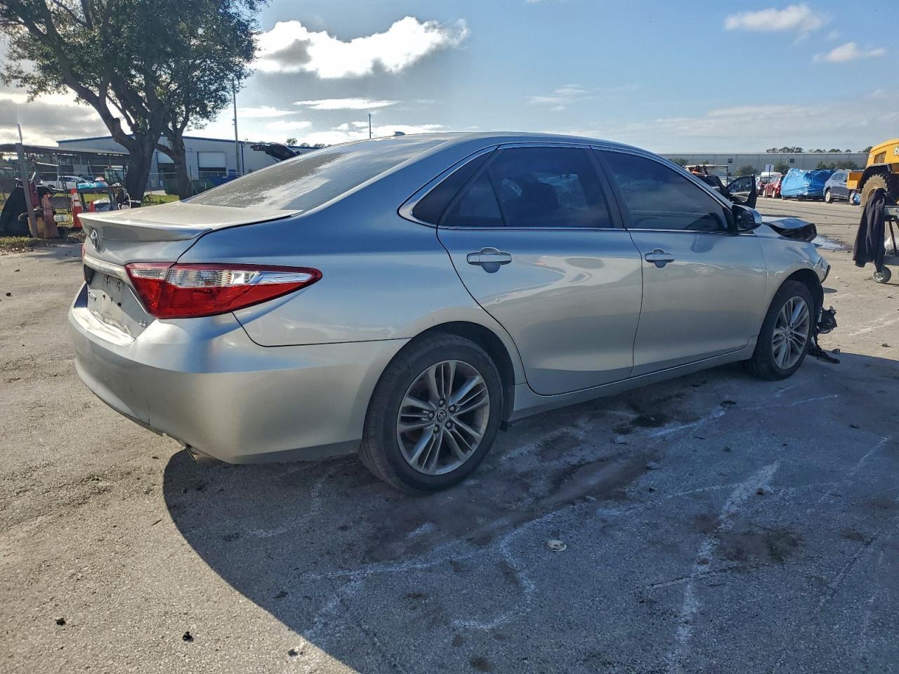 2015 Toyota Camry Se - Image 3