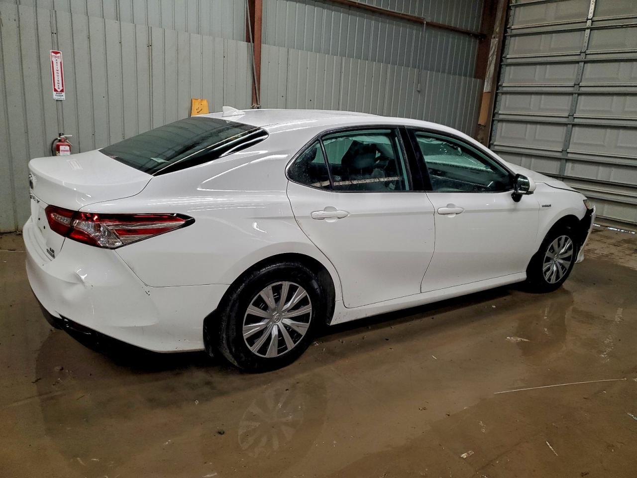 2020 Toyota Camry Le - Фото 3