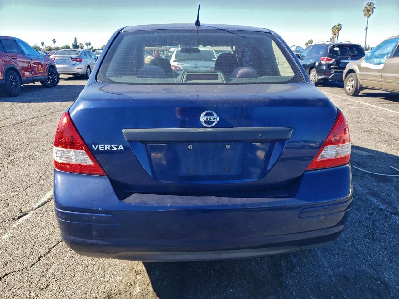 2011 Nissan Versa S - Фото 6