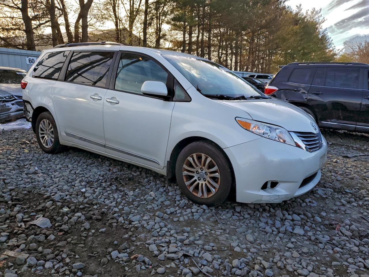 2016 Toyota Sienna Xle - Фото 4