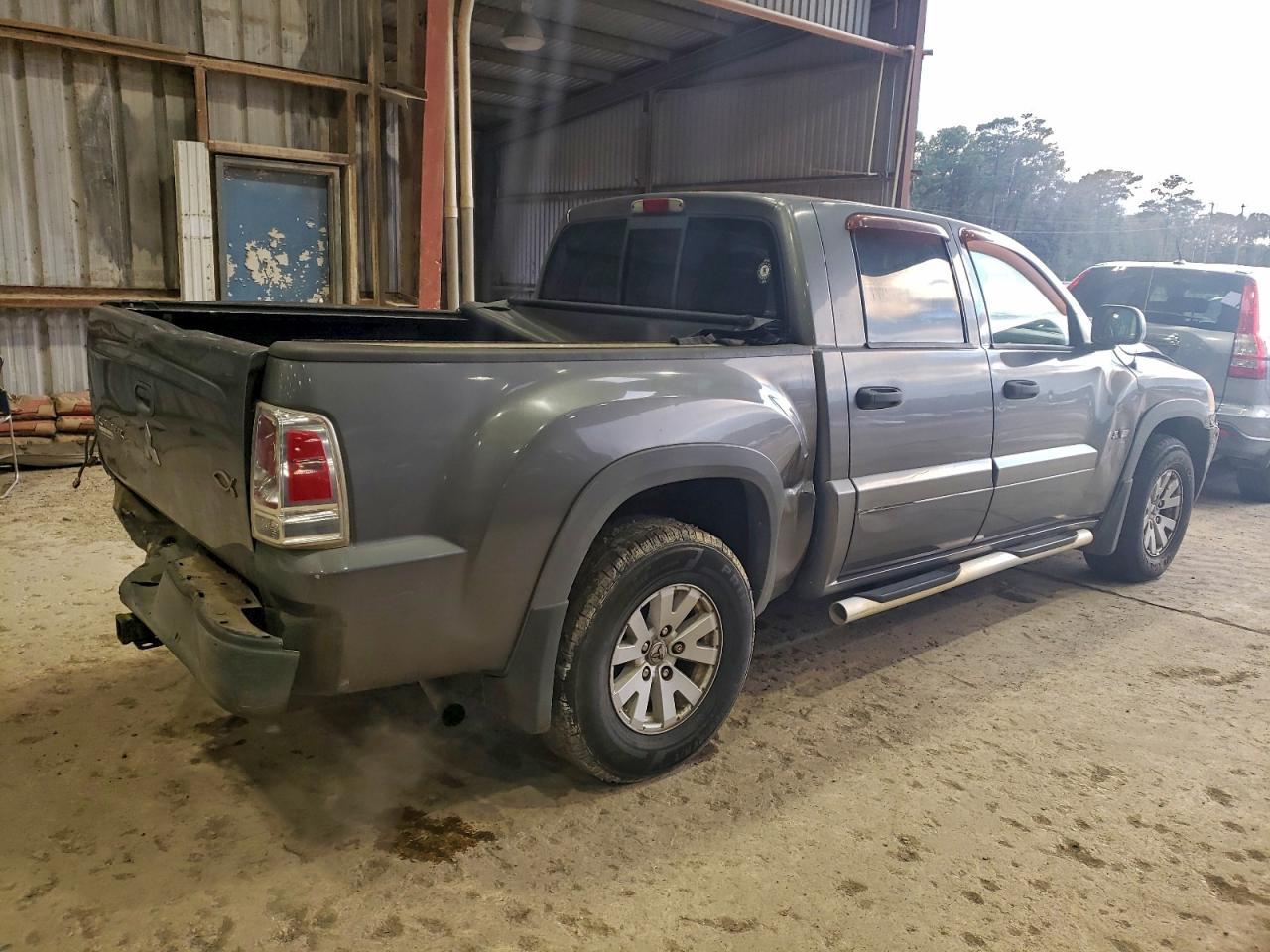 2006 Mitsubishi Raider Durocross - Фото 3