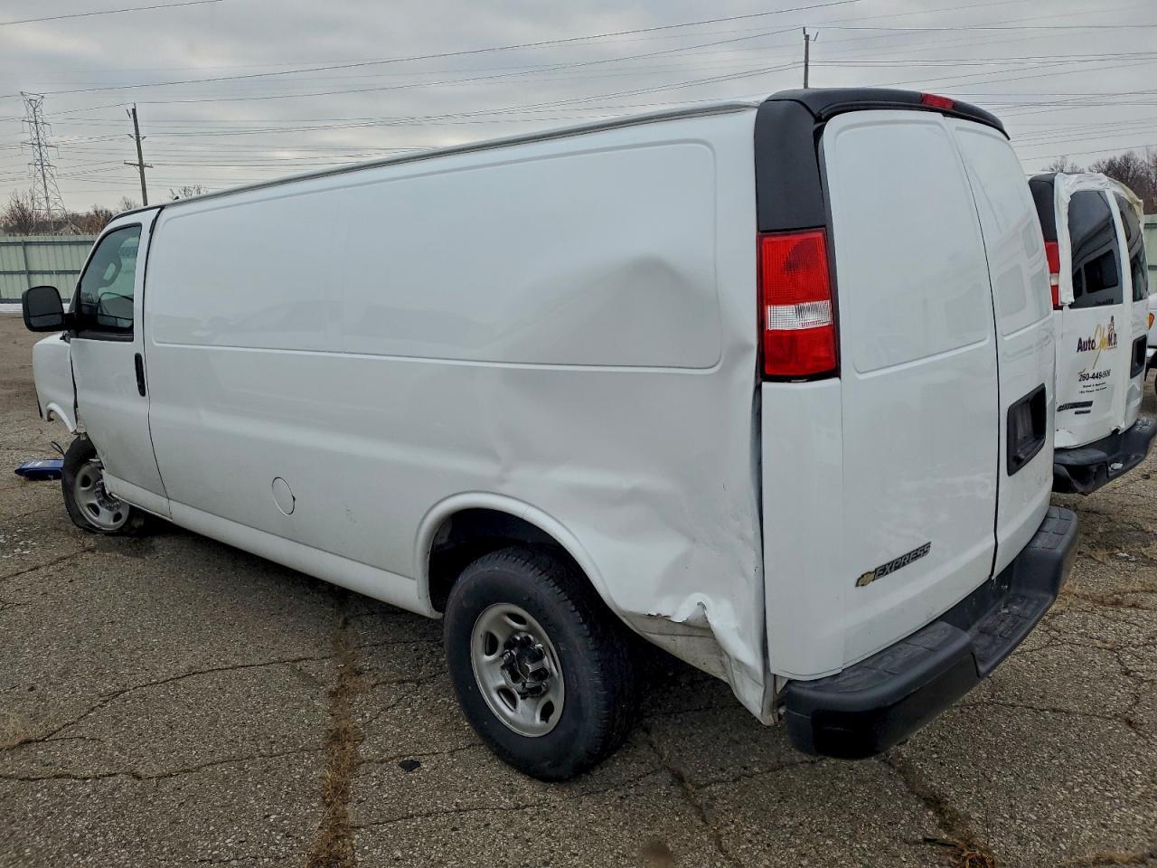 2023 Chevrolet Express 2500 Delivery Van - Фото 2